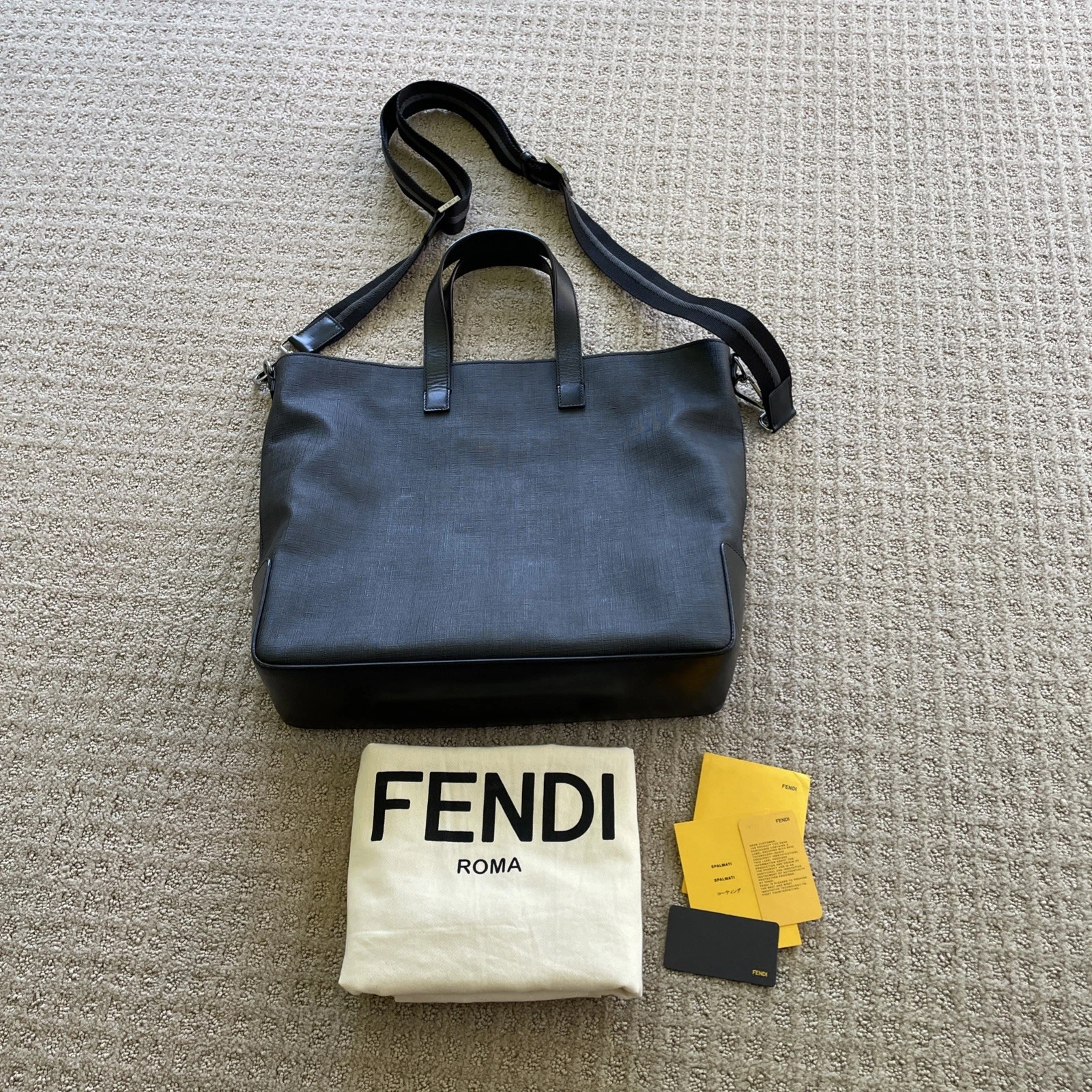 Borsa messenger unisex Fendi nera stampa Zucca Spalmati rivestita in tela $1595