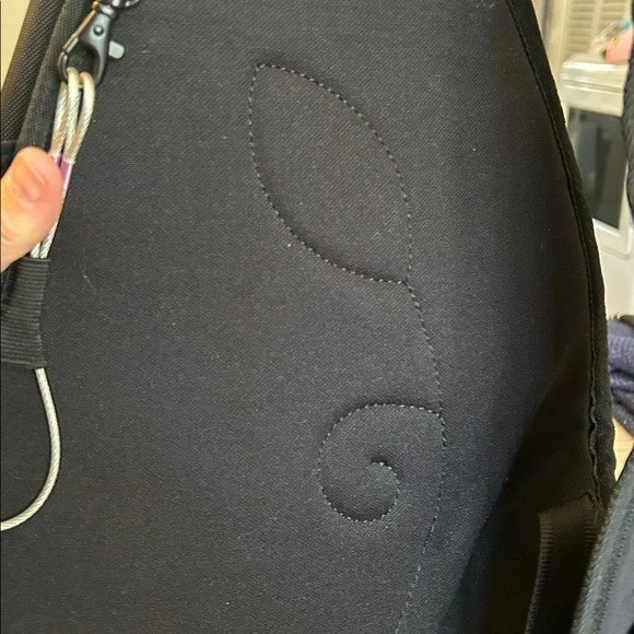 Bolso bandolera de viaje Sherpani Esprit At antirrobo en negro y naranja Foto 3 de 4