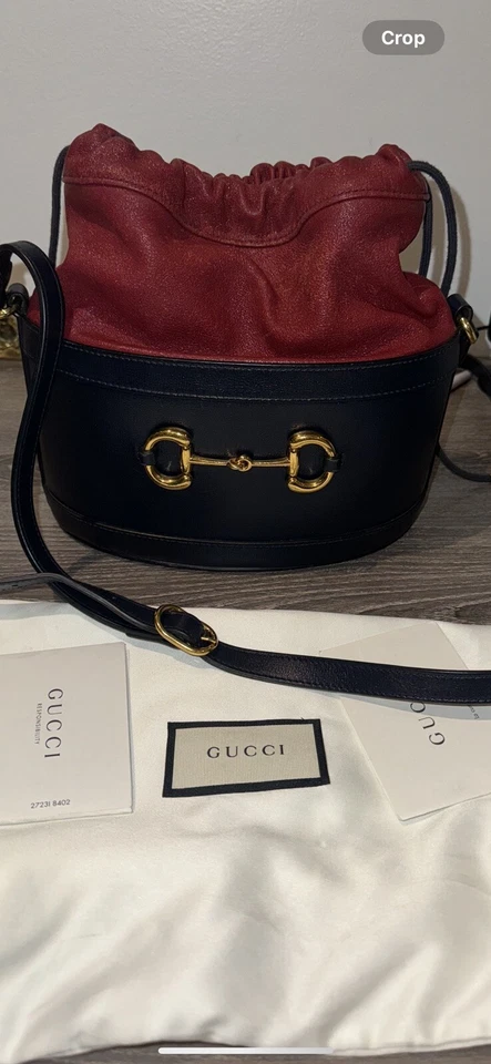 $2,100 Nuevo Bolso Cubo GUCCI Piel de becerro Horsebit 1955 Cordón Rojo Cereza Azul Foto 2 de 4