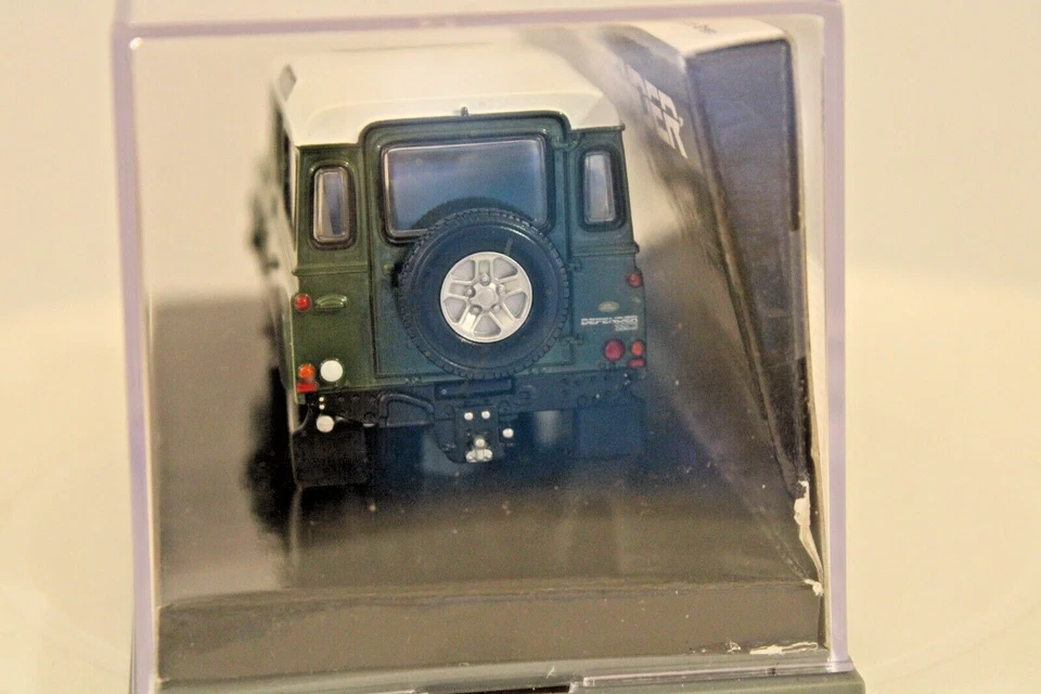 Corgi Classics 1:43s CC07701 Land Rover Defender 110 Station Wagen - Green - Image 3 of 4