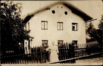 Foto Ak Arnbruck in Niederbayern, Frau am Zaun vor einem Wohnhaus - 10096576