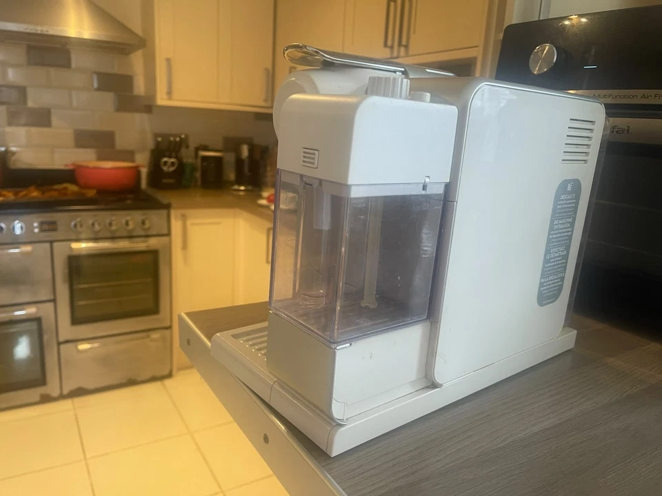 Nespresso Delonghi BN550. B Lattissima One Pod Coffee Espresso Machine Black, photo 3 of 5