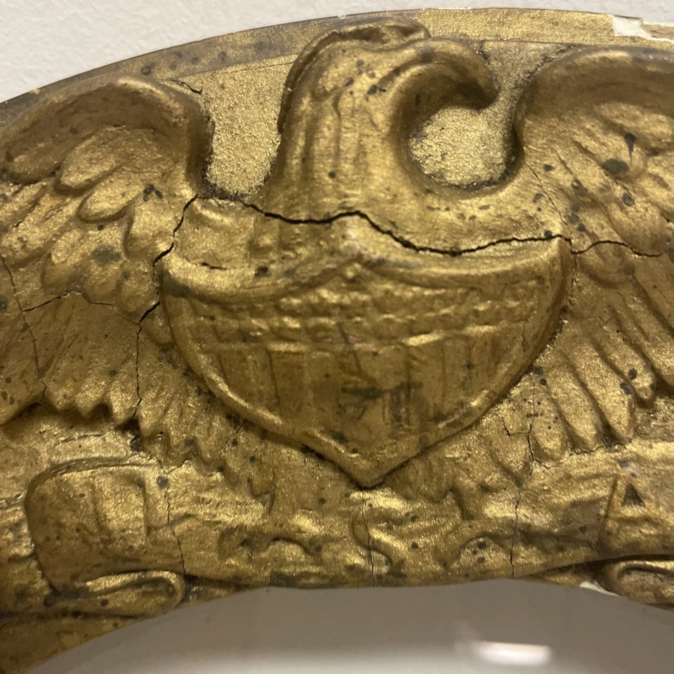 RARO: Moldura oval antiga Federal Eagle & Flags madeira dourada com cúpula de vidro - Imagem 3 de 4