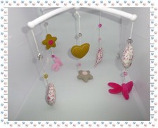 € - Mobile Musical Cœurs Etoiles Papillons Perles  VertBaudet