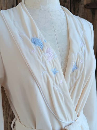 Vintage Sears Apostrophe elfenbeinfarbener leichter Velours Morgenmantel Damen klein bestickt - Bild 7 von 19
