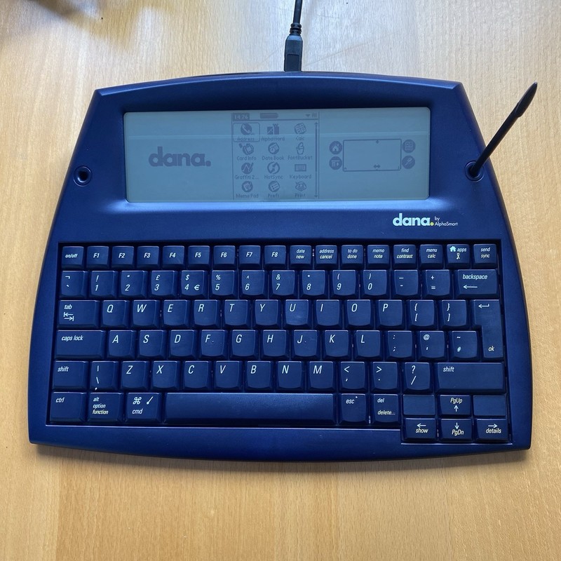 Alphasmart Dana Wireless Palm OS Laptop Computer Distraction Free Writing PDA