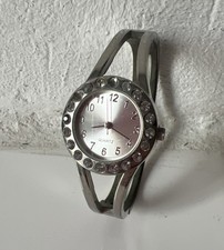 Elegante Damen Armreif Uhr | Quarz | silber-goldfarben | Schmuckuhr mit Strass