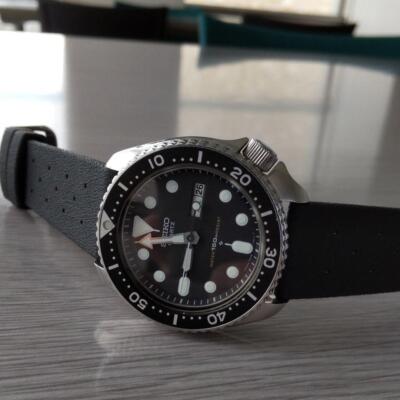 Seiko 7548-7000 Vintage Day Date Black Slv St.Steel 150M Quartz