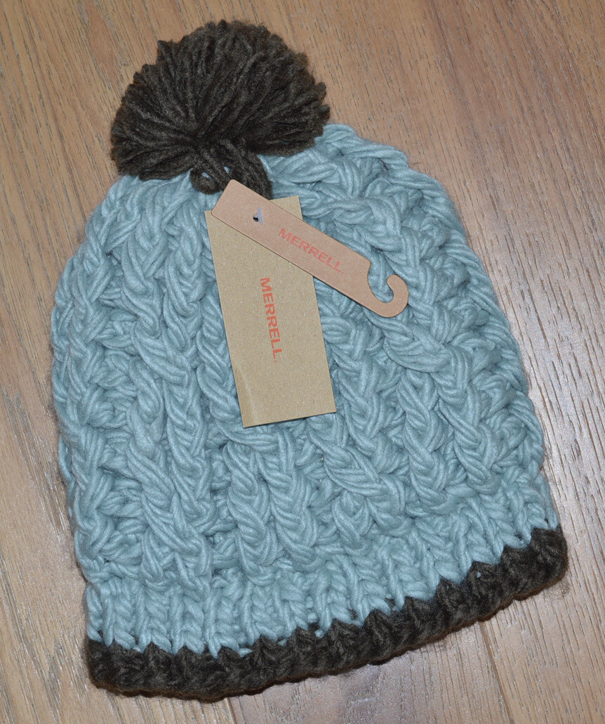 Cappello invernale nuovo con etichette Merrell Altitude berretto blu trailhead pom unisex nuovi con etichette!