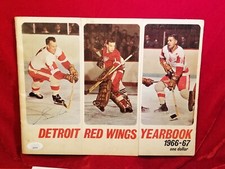 1966-67 GORDIE HOWE Signed Detroit Red Wing Hockey Yearbook 60s vtg Auto HOF JSA