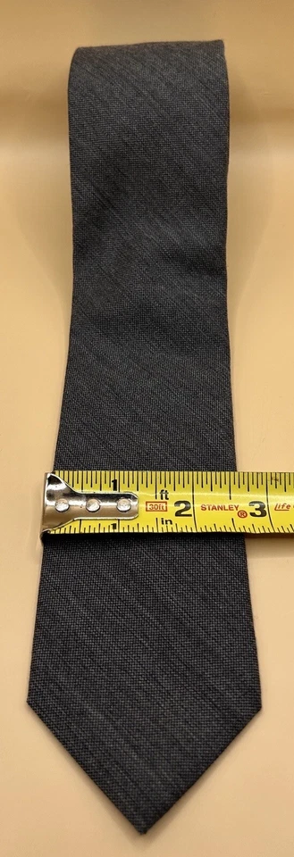 Gravata Van Heusen cinza escuro fina masculina em excelente estado usado - Imagem 2 de 3