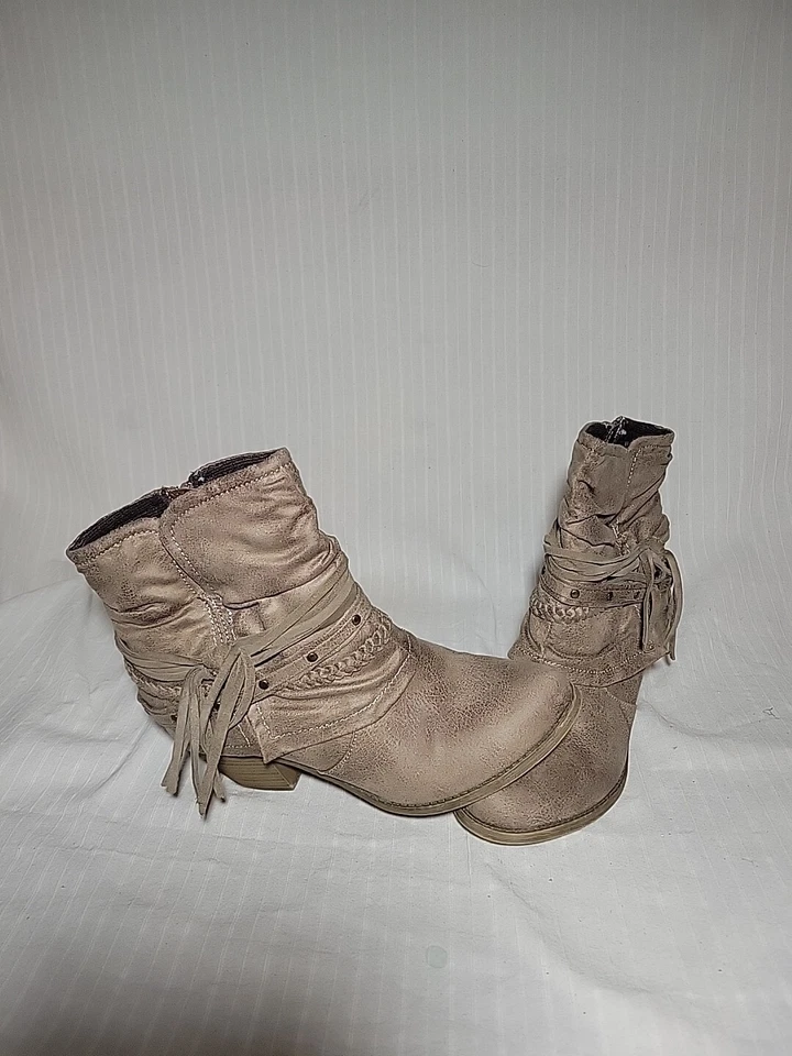 Botines JellyPop. Flecos de cuero gris con tachuelas talla 9 Foto 2 de 4