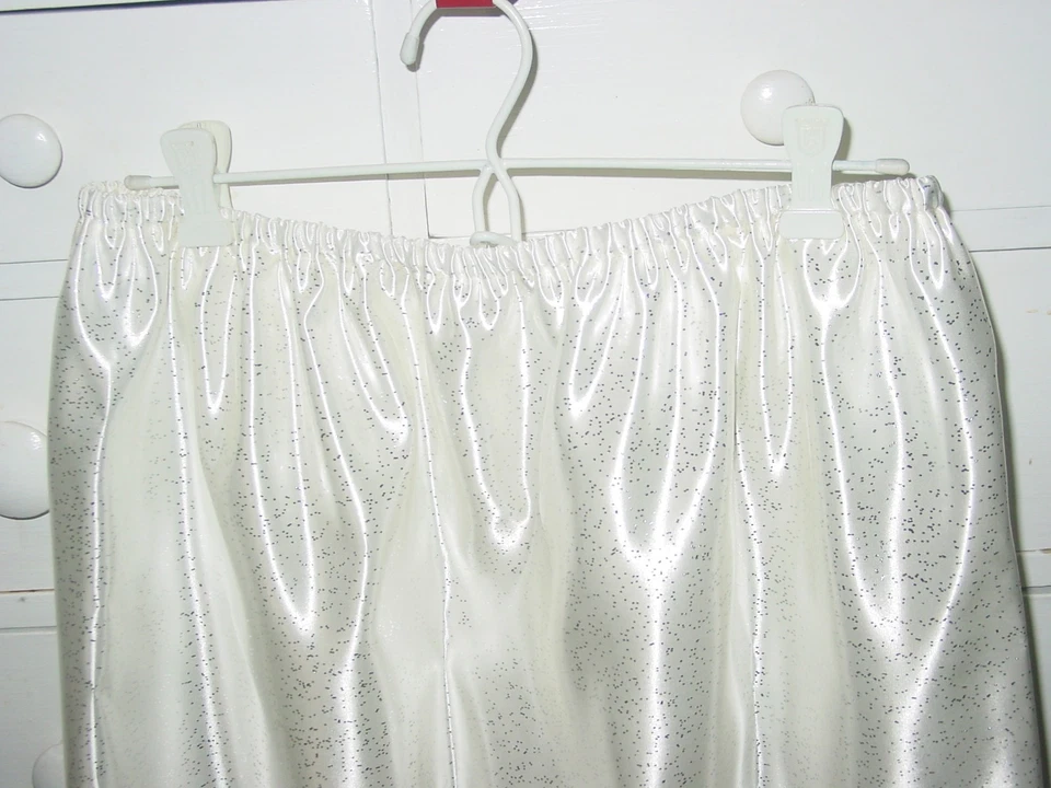 Blanco Plata Brillo Satén Medio Deslizamiento Gris Borde 29"-48" Cintura Sissy-XXL NUEVO Foto 3 de 4