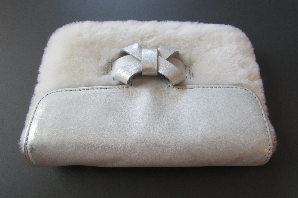 Bolso clutch UGG con lazo de piel de oveja ¡Sí, quiero! Colección Boda Blanco Plata Nuevo $105 Foto 4 de 4