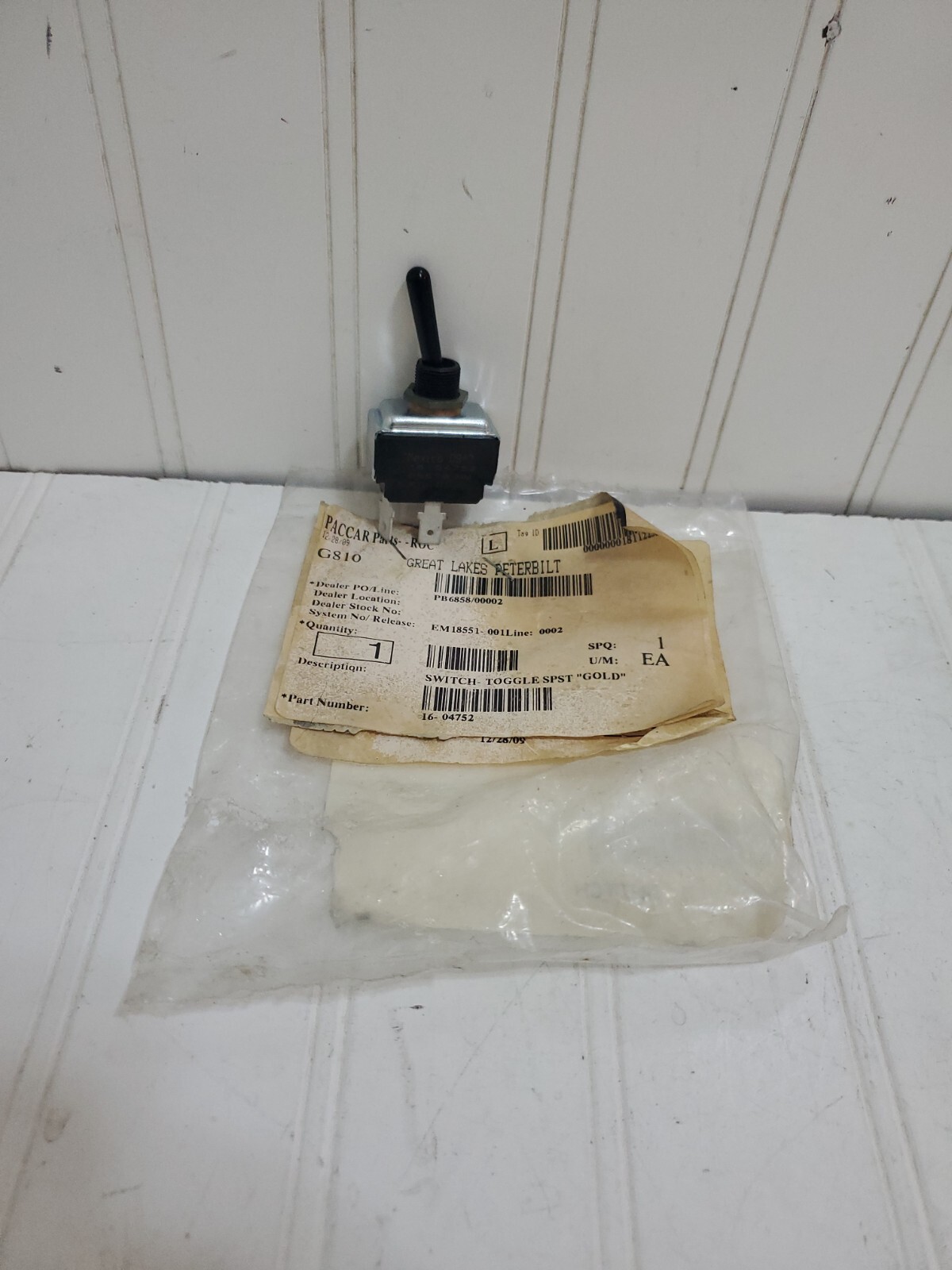 New OEM PACCAR Peterbilt 16-04752 Switch Toggle Spst  