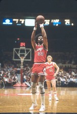 Artis Gilmore Chicago Bulls shoots a free throw v the Washington B- Old Photo