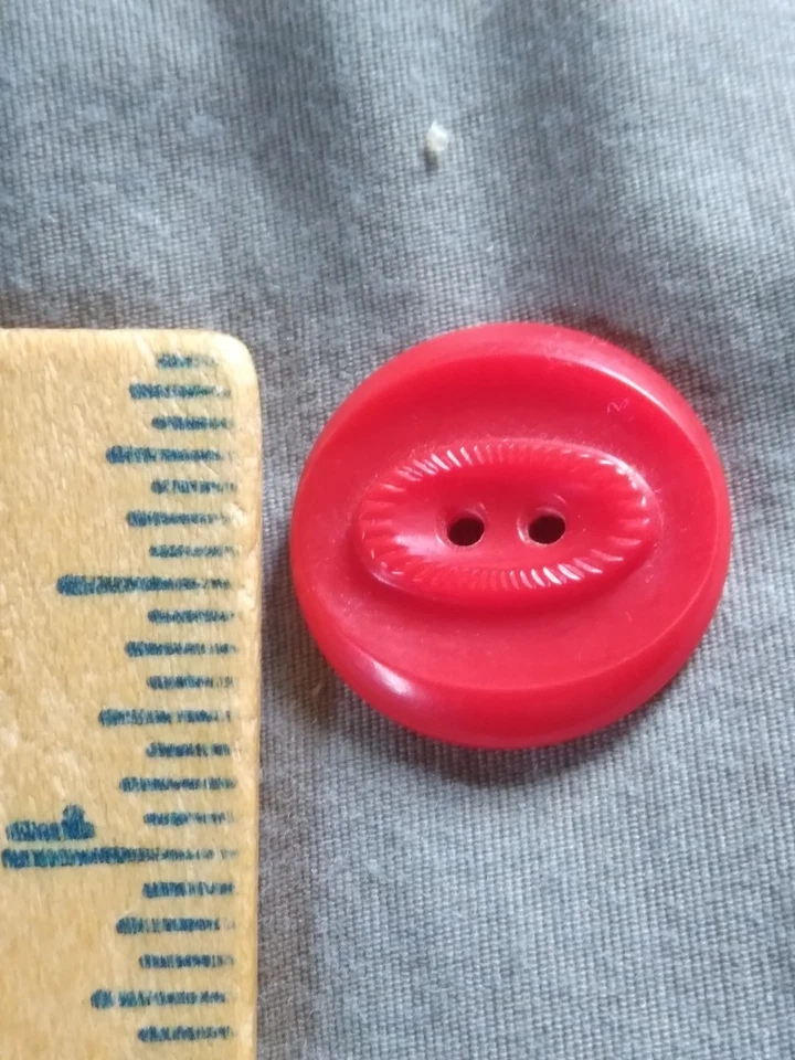 Vintage Ornate Red Plastic Button. - Image 2 of 4