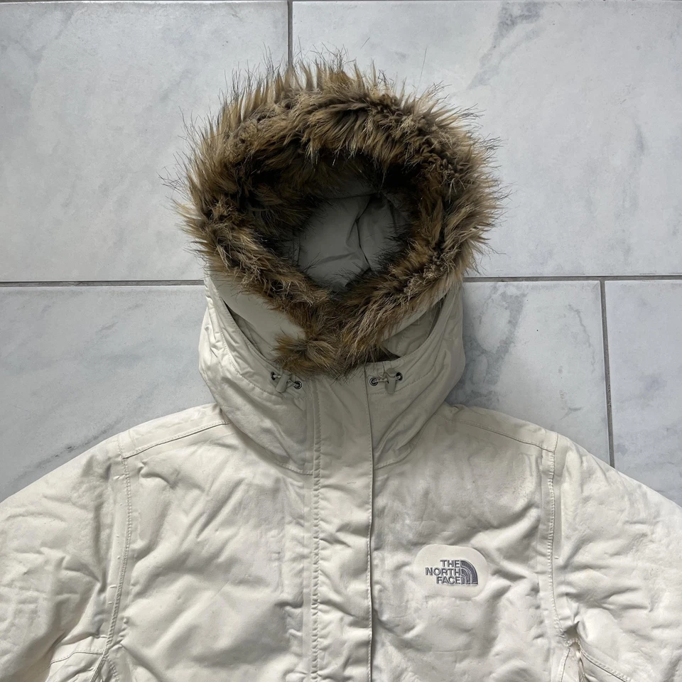 Chaqueta The North Face para mujer mediana blanca aislada capucha de piel sintética acolchado de esquí Foto 2 de 4