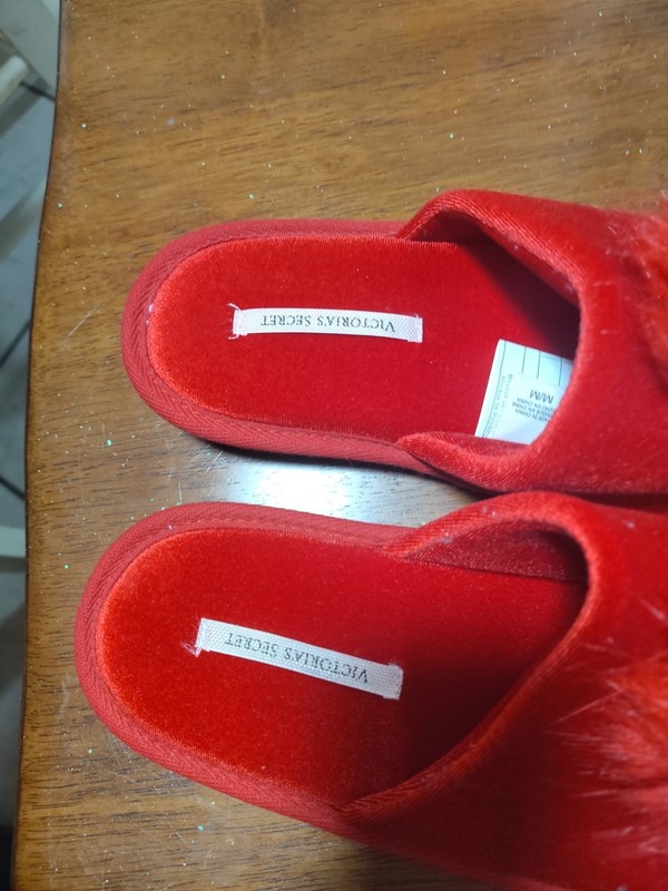 VICTORIA'S SECRET  WOMEN Red Velvet POMPOM SLIPPERS SZ.M Nwot