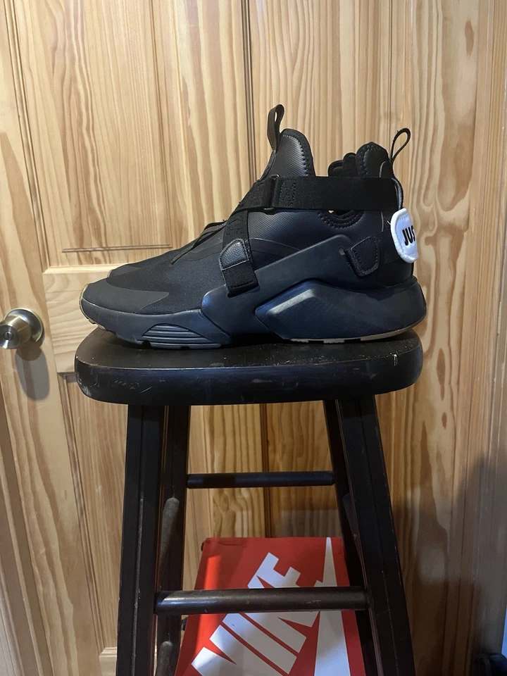 耐克 Air Huarache City 黑色口香糖女式 12 英寸男式 13.5 码 — 第 3/4 张图片