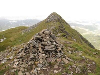 Foto 6x4 Gipfel, Ben Stack ein Steinhaufen und schmaler Grat oben auf Ben St c2010