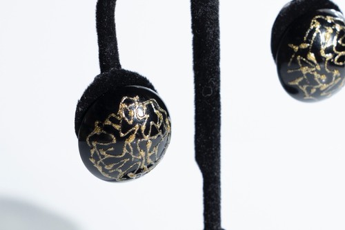 Vintage 80s Avon Golden Splatter Crimson Earrings Black Gold Dome jewel - Picture 2 of 4
