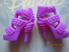 BARBIE DOLL / PAIR OF SHOES: BOOTS, PUMPS ....... (338)
