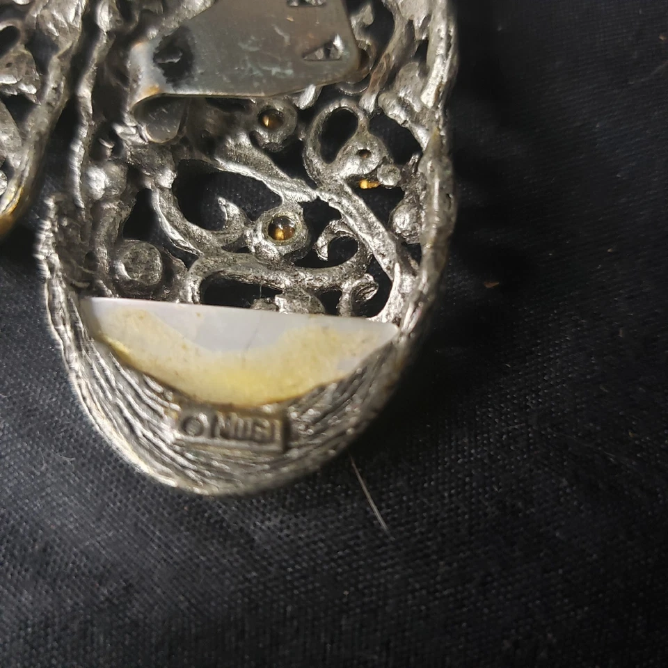 Hebillas de clip para zapatos Musi firmadas de colección pergamino ornamentado con estrás de madreperla Foto 4 de 4