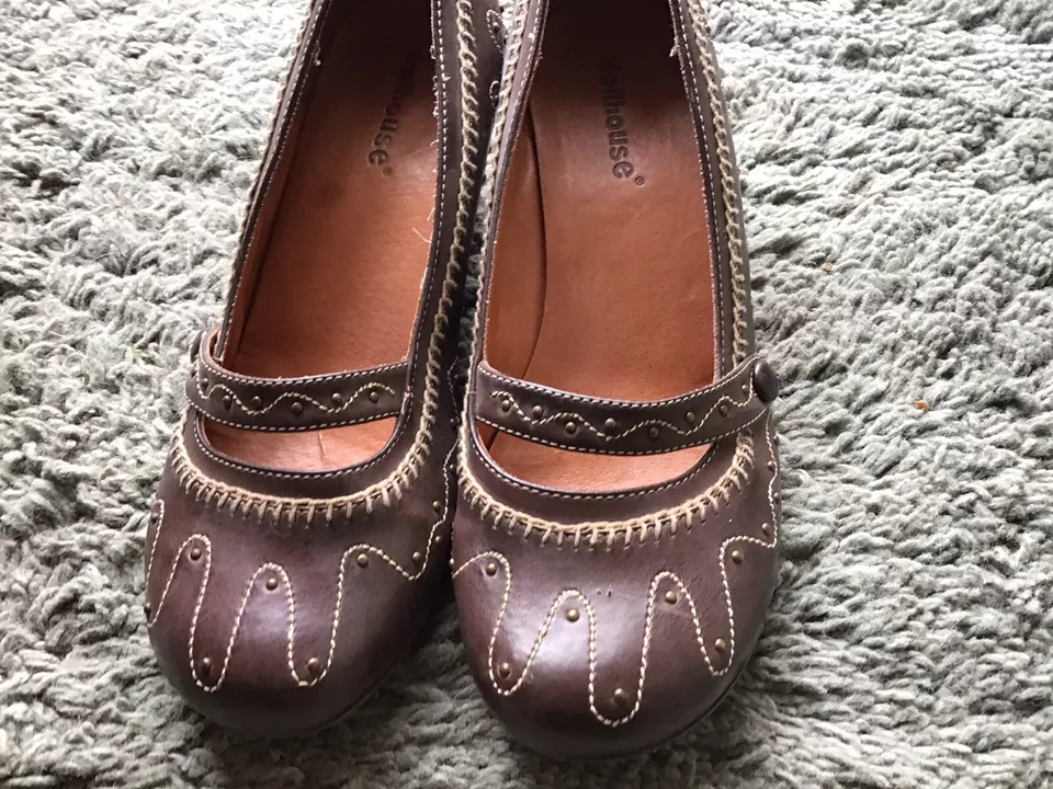 Zapato de tacón de cuña Mary Jane marrón casa de muñecas talla 9 1/2M Foto 4 de 4