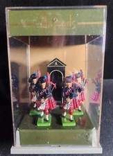 W. BRITAINS BLACK WATCH PIPERS HARRODS COLLECTION 5 PIECE SET 1990 NEW W/BOX HTF