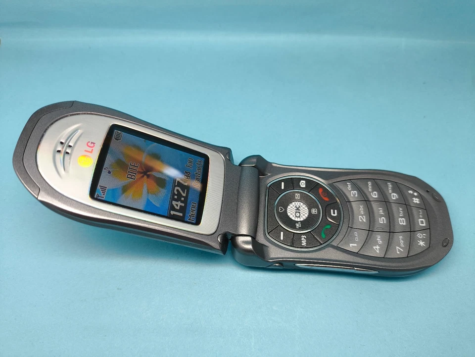 LG F3000 Silver Unlocked Mobile Phone - PERFECT Condition - Image 2 of 4