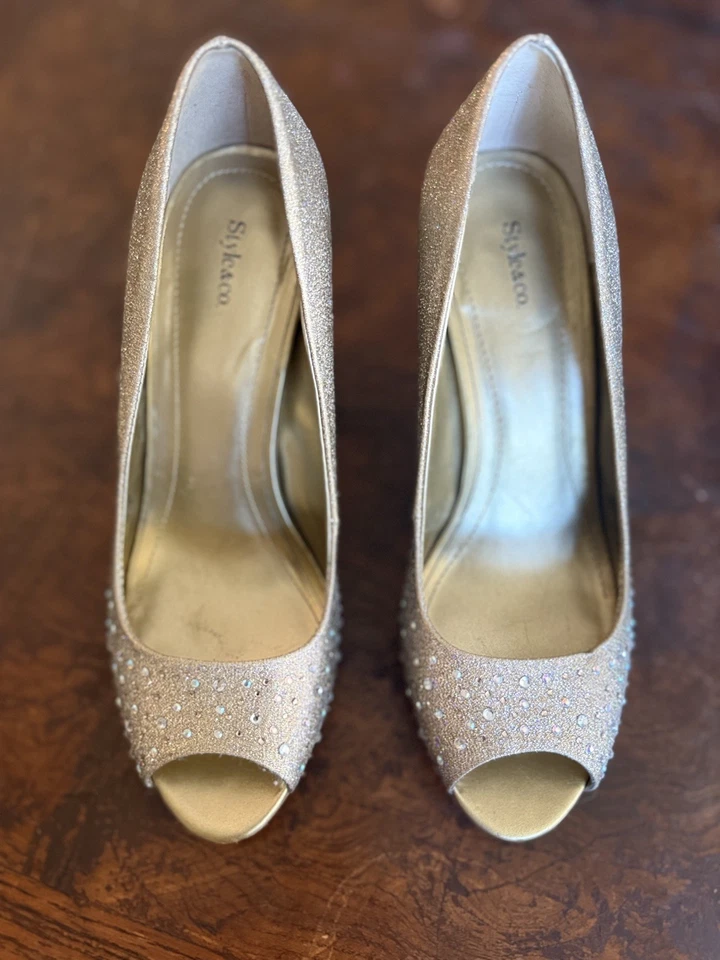 Zapatos de tacón de noche Style & Co Peep Toe Monaee pedrería dorada para mujer talla 8 Foto 2 de 4