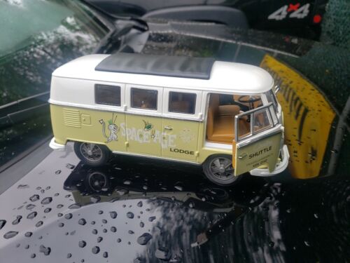 1962 GREEN LIGHT VOLKSWAGEN VAN COURTESY SHUTTLE  1:18 SCALE MINT CONDITION.  - Picture 1 of 10
