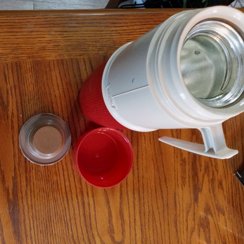 Vintage Retro Thermos Quart Size Model #6402 Filler #64F red and tan NICE - Picture 3 of 4