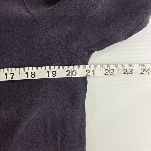 Camicetta Eileen Fisher 100% seta prugna bottoni LS spacchi laterali fascia colletto S/M - Foto 6 di 8