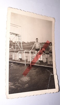 Junger Mann am Startblock Schwimmbad Badedress Halbstarker Sprungturm Foto 4615