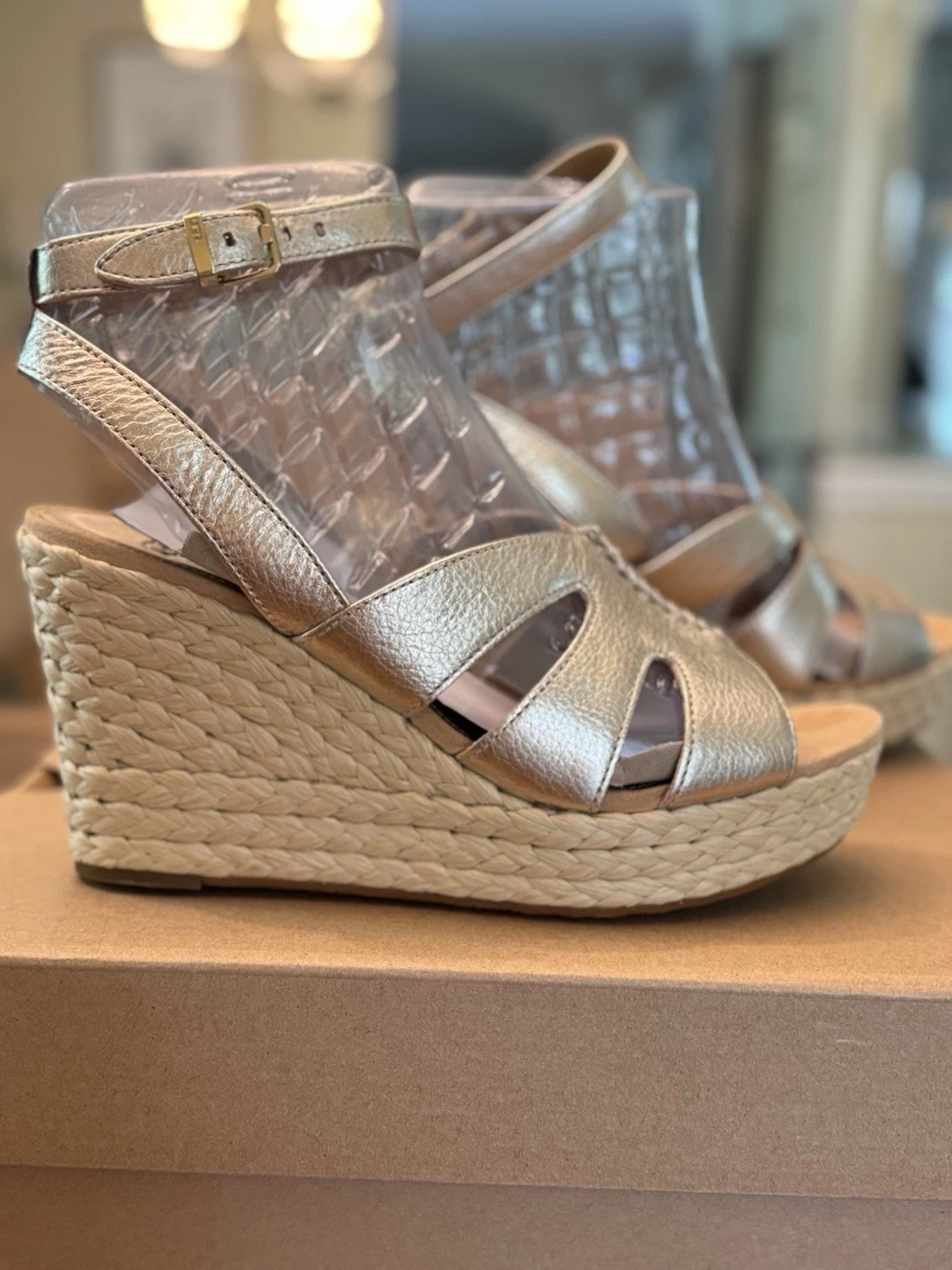 Sandali donna nuovi con scatola UGG Carena espadrillas alla caviglia plateau oro zeppa taglia 10