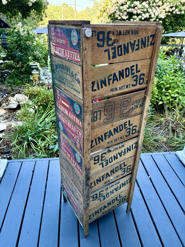 Hermosa librería original hecha de cajas antiguas de granja con etiquetas originales. Foto 3 de 4