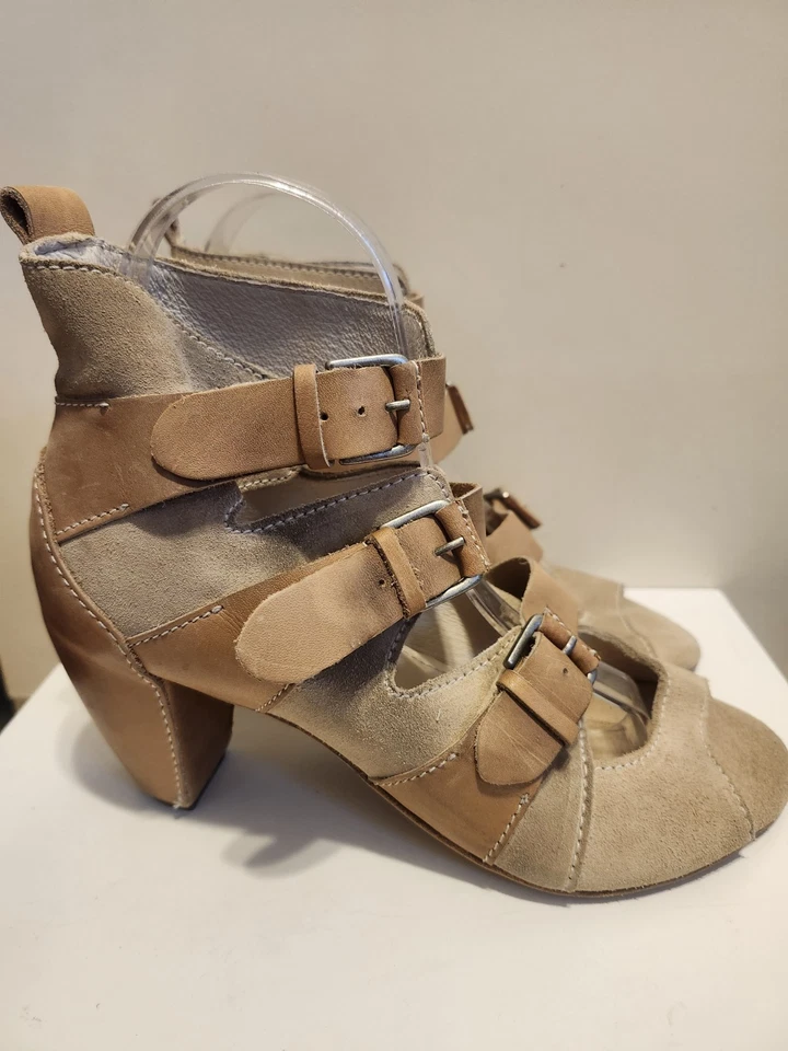 Zapatos de salón All Saints "Tamara" piedra gamuza/cuero bronceado hebilla punta abierta talla 8 $210 nuevos con etiquetas Foto 2 de 4