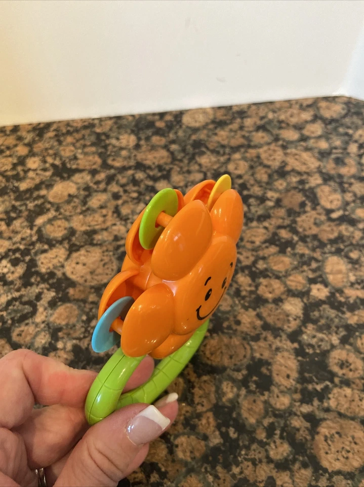 Детская игрушка-погремушка с оранжевым цветком Little Tikes - Изображение 2 из 3