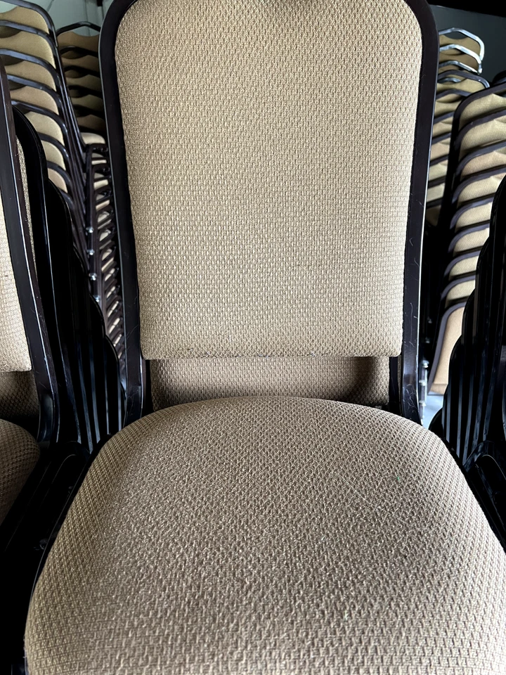 Elegante Silla de Banquete Apilable Beige con Marco Dorado - Capacidad 2.5 Asientos Foto 3 de 3