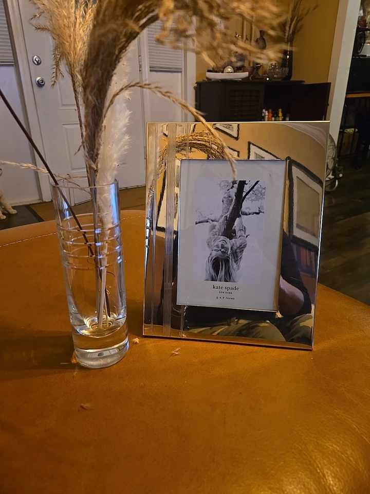 Marco de fotos y florero Kate Spade New York espejado 5x7 - Hogar moderno y elegante. Foto 3 de 4