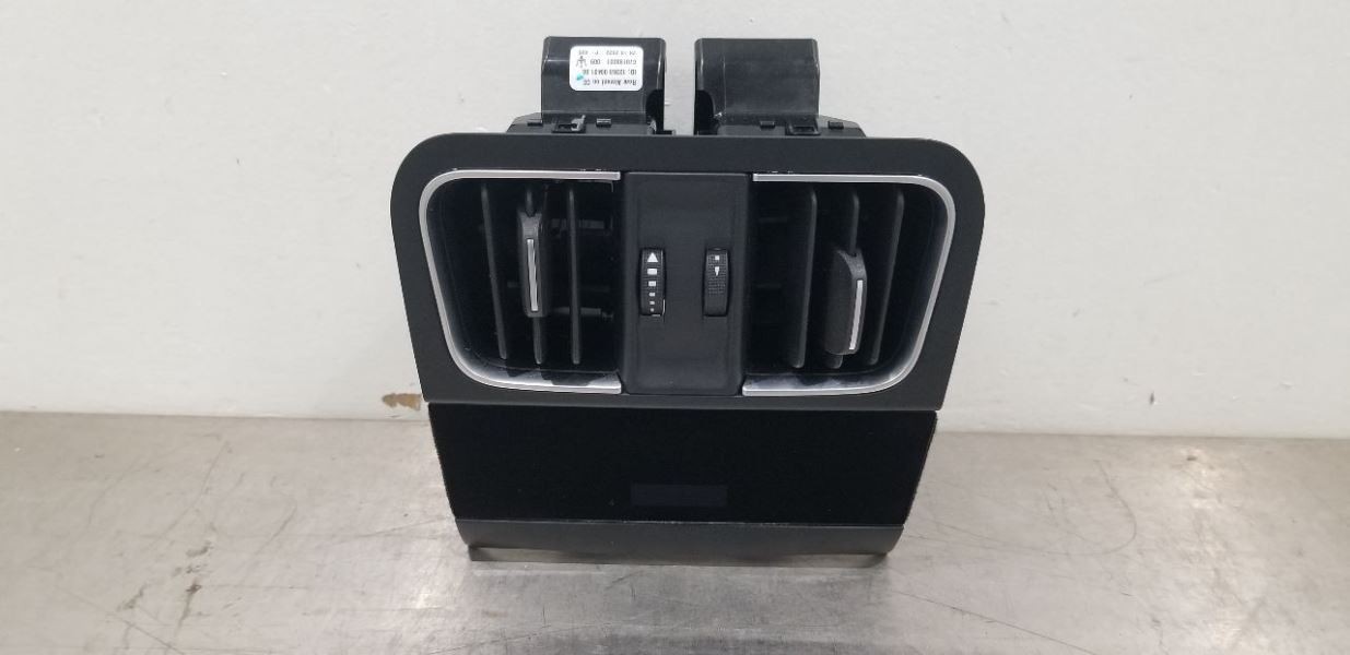 Maserati Grecale 2023 REAR Center console