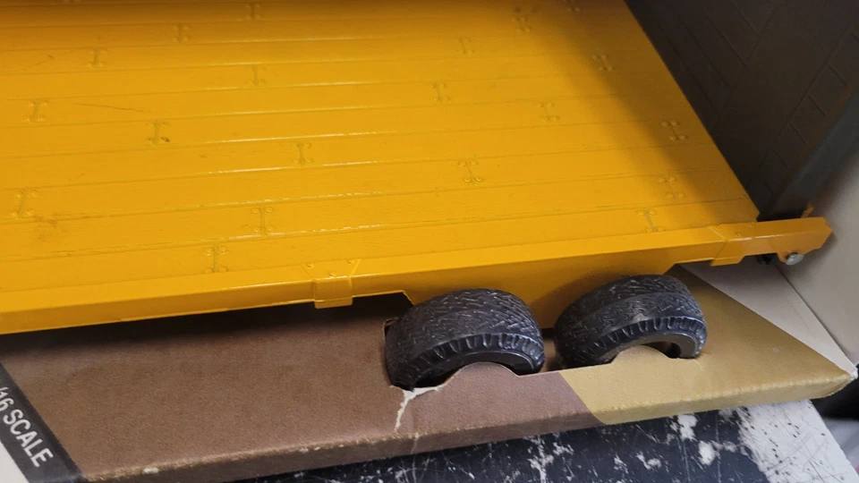 John Deere Flatbed Machine Trailer 1/16 ERTL #594 Die-Cast 1990 New-DAMAGED Box - Image 3 of 4