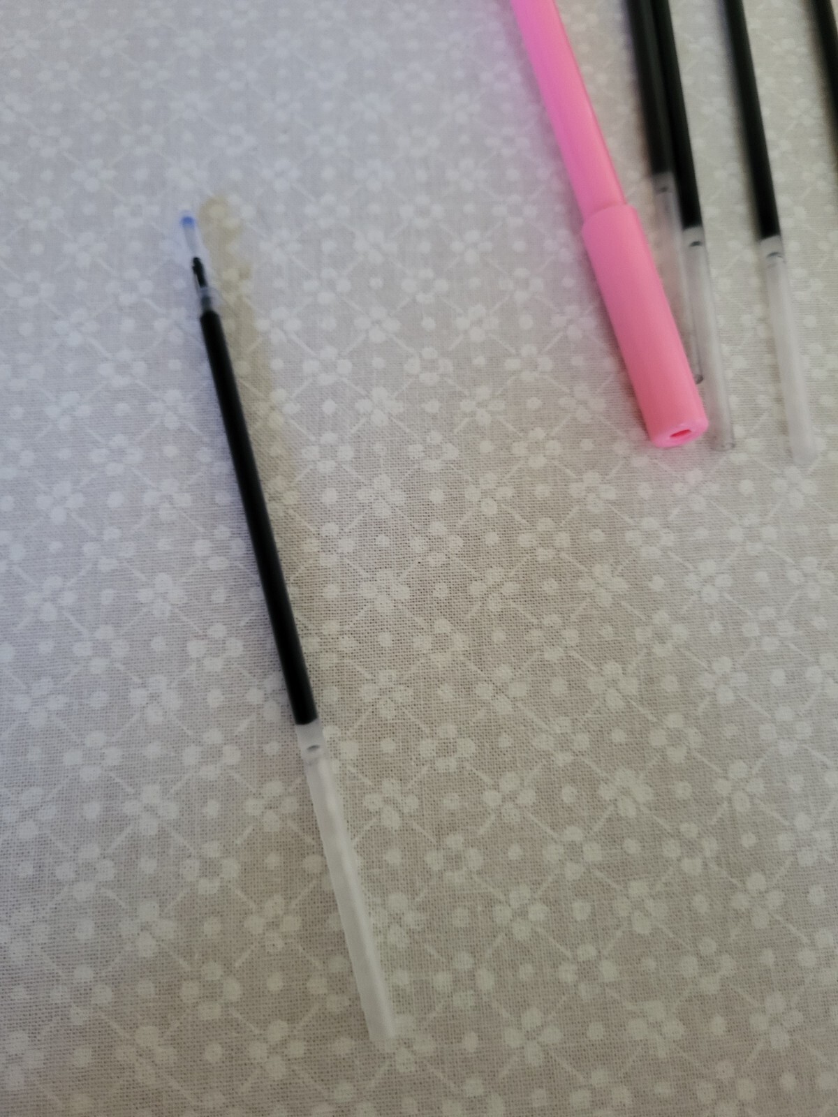 2 Pens And 6pc Refills Set Hello Kitty  Black 0.5mm-image