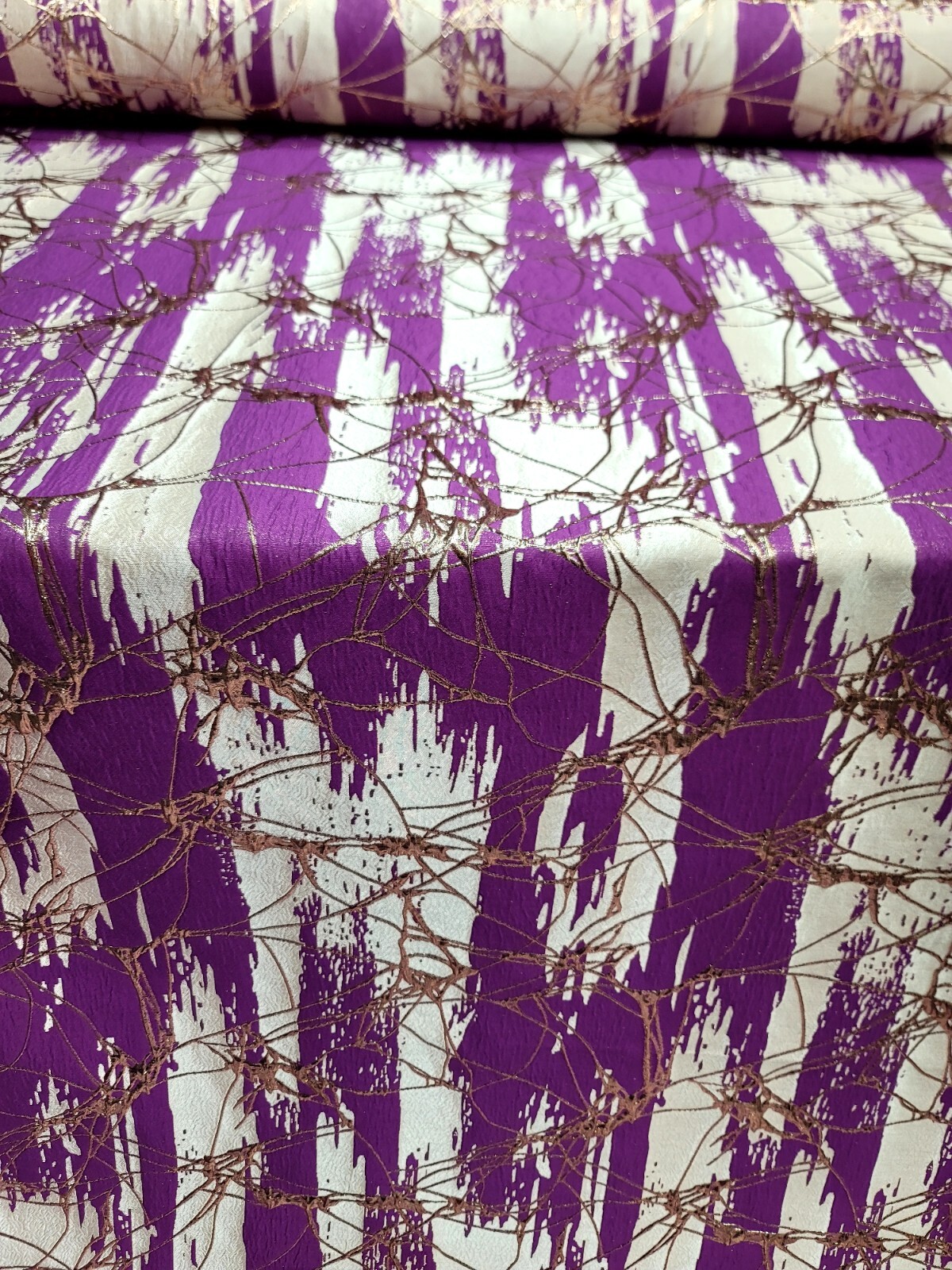 Tela brocada metálica dorada buganvilla púrpura vendida por yarda para vestido