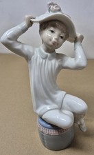 Lladro Figurine GIRL WITH BONNET 1147