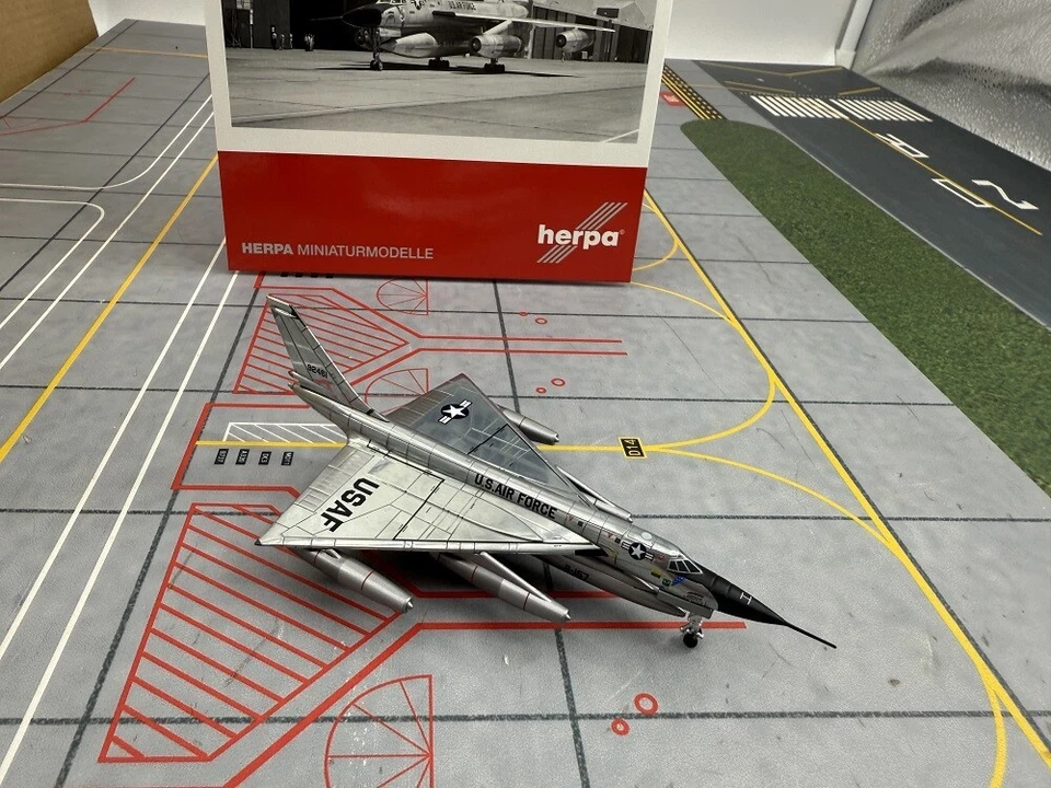 1/200 Herpa Fuerza Aérea de los Estados Unidos B-58A Bombardero 59-2461 572736 Modelo de avión terminado Foto 4 de 4