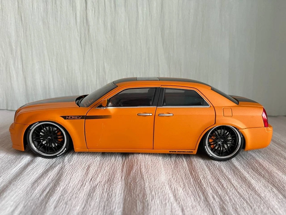 Norev 1:18 Chrysler 300C Hemi V8 Parotech - Immagine 4 di 4