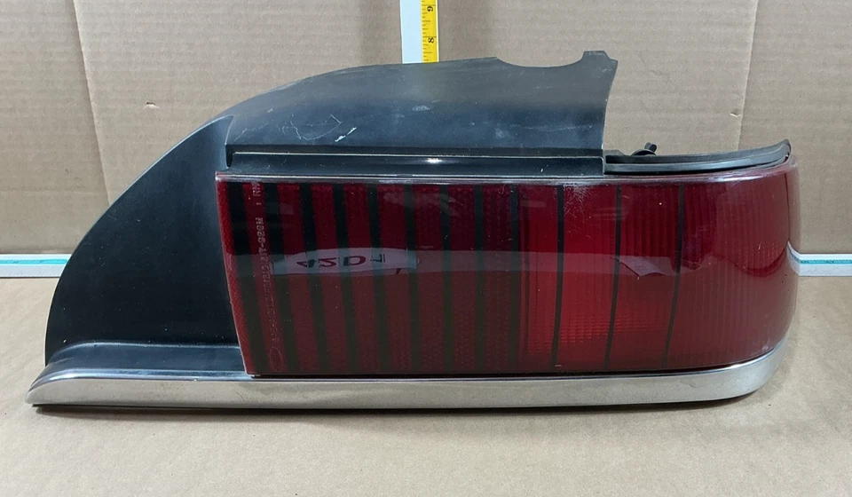 1992-1994 Mercury Grand Marquis lanterna traseira de passageiro quarto painel montado fabricante de equipamento original - Imagem 2 de 4